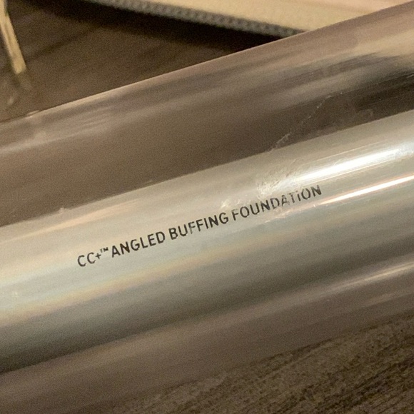 IT Cosmetics NEW Angled Buffing Foundation Brush - Picture 4 of 8